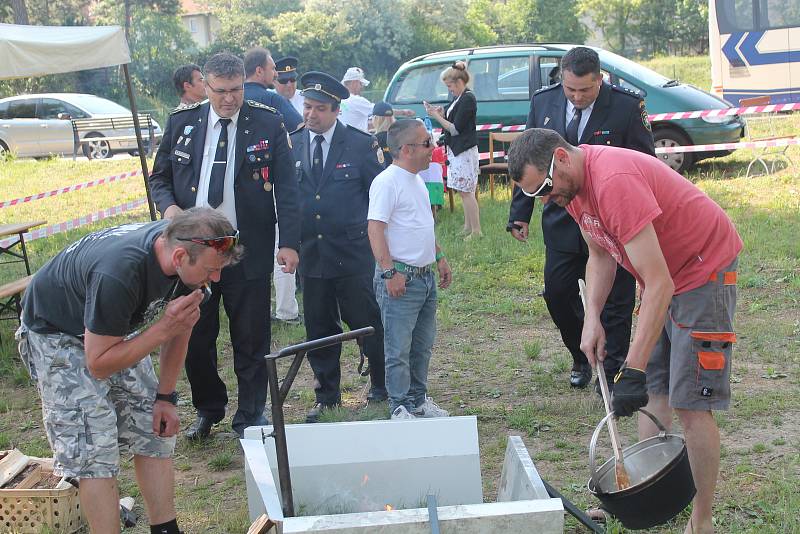 Prosluněný den ve městě Veltrusy začal vůní smažené cibulky a masa.