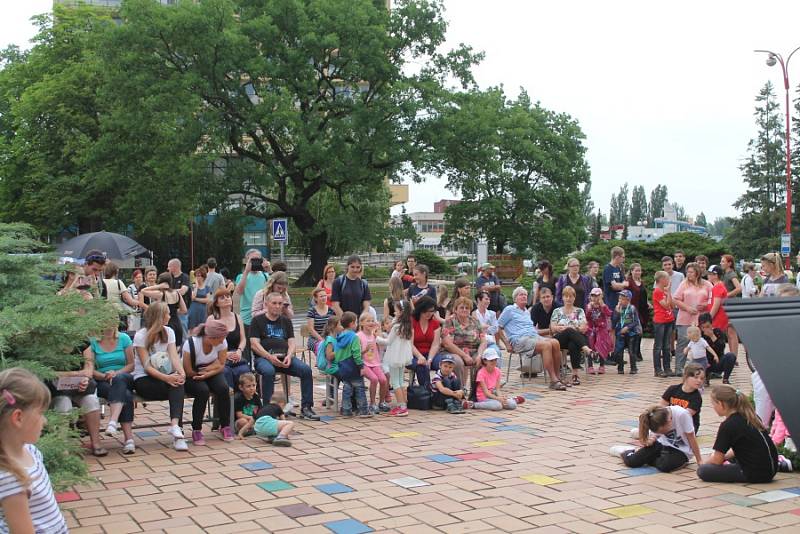 Celostátní happening základních uměleckých škol ve veřejném prostoru podpořila i Základní umělecká škola v Neratovicích.