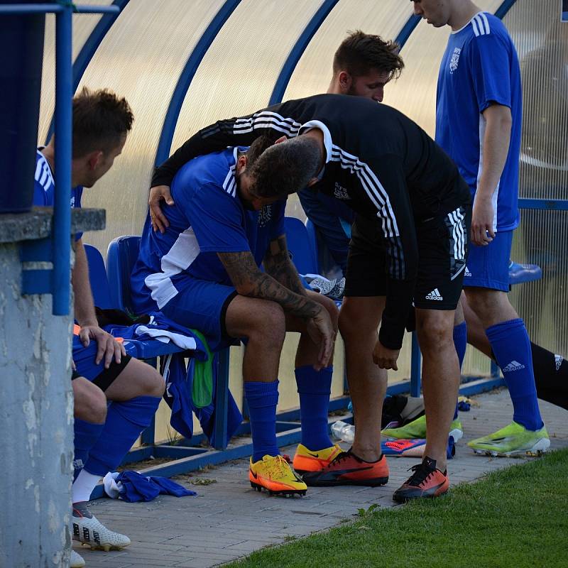 Výběr Středočeského krajského fotbalového svazu (v modrém) podlehl ve finále národní kvalifikace UEFA Regions' Cupu reprezentaci Zlínského kraje 0:1 po pokutových kopech.