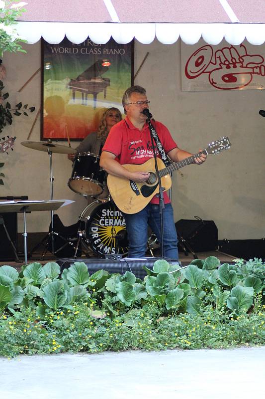 Country festival v Jazzové zahradě na Staré štaci již osmým rokem přivítal velké množství diváků a posluchačů kvalitní country hudby.