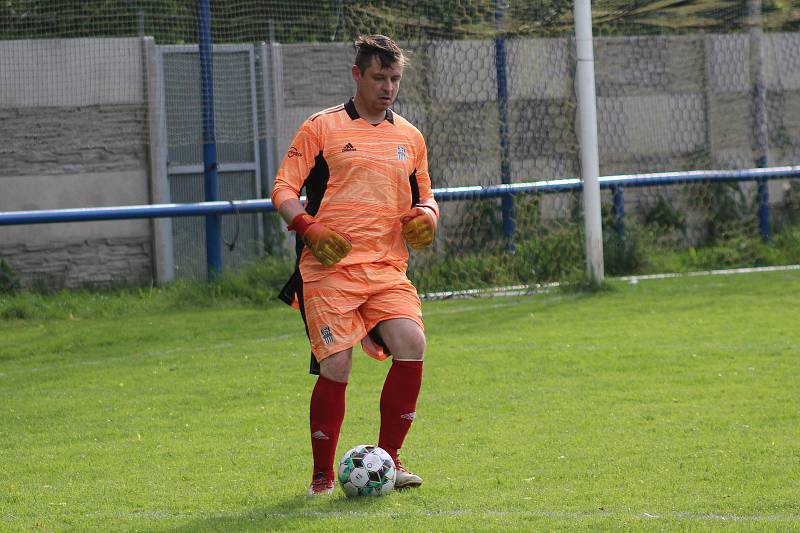 Fotbalisté Labského Kostelce prohráli v okresním přeboru s vedoucími Čečelicemi 1:2 po penaltách. Utkání odřídil ligový rozhodčí Vít Melichar.