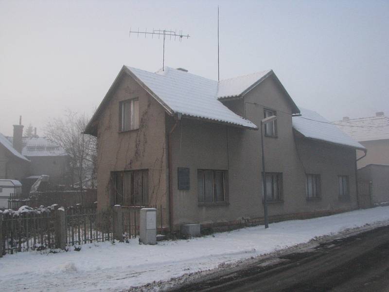 Dům, ve kterém žil Jan Palach, je opuštěný a velmi zanedbaný. /Aktuální fotografie/