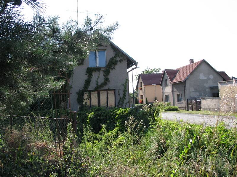 Dům, ve kterém žil Jan Palach, je opuštěný a velmi zanedbaný. /Fotografie ze srpna minulého roku/