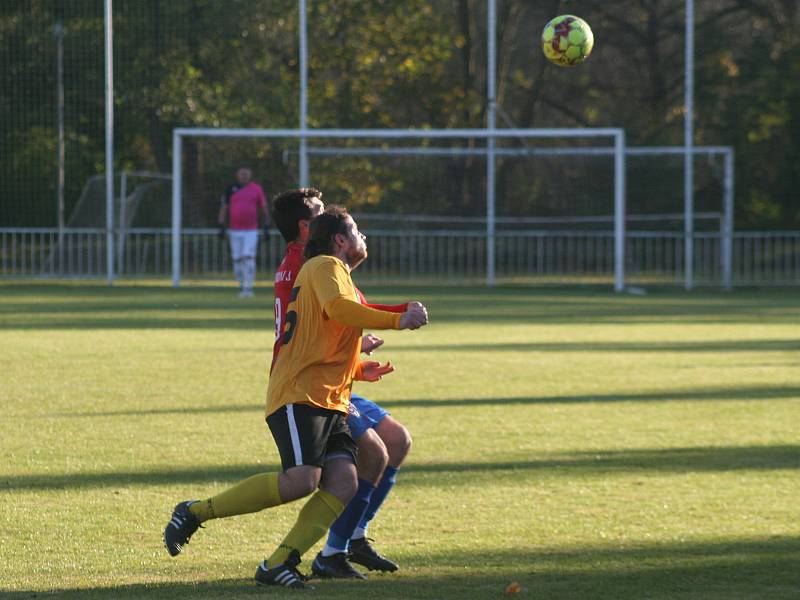 Fotbalisté SK Slavia Velký Borek (ve žlutém) prohráli v domácím prostředí důležitý zápas s předposledním Bakovem 1:3, v tabulce B skupiny I. B třídy tak po jedenácti kolech zůstávají poslední.