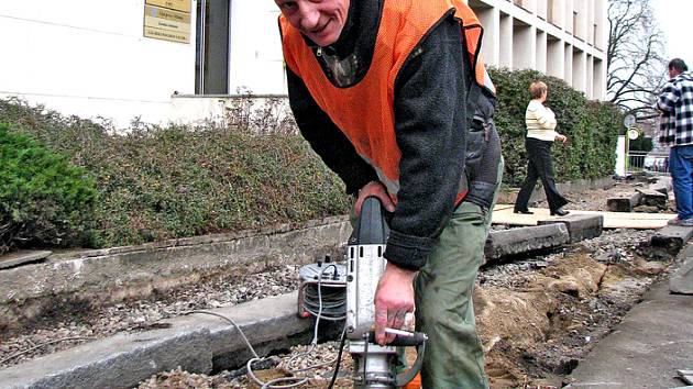 Revitalizace města už začala. První práce na chodníku v Tyšově ulici