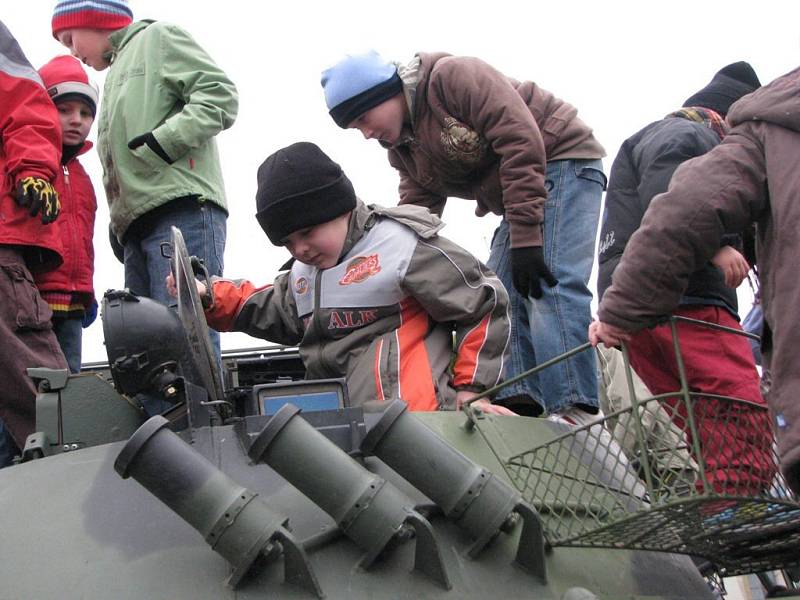 Vojenská technika zaujala děti  i dospělé.