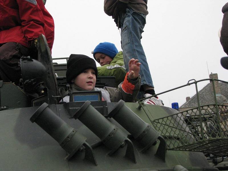 Vojenská technika zaujala děti  i dospělé.
