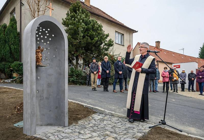 Slavnost v Líbeznicích, při níž farář Vladimír Málek požehnal moderně pojaté kapličce se sochou sv. Ludmily.