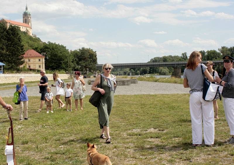 Náplavka před vinařstvím Bettiny Lobkowitz se v pátek zaplnila desítkami lidí převážně v námořnickém oblečení, kteří čekali na připlouvající loď Tajemství.