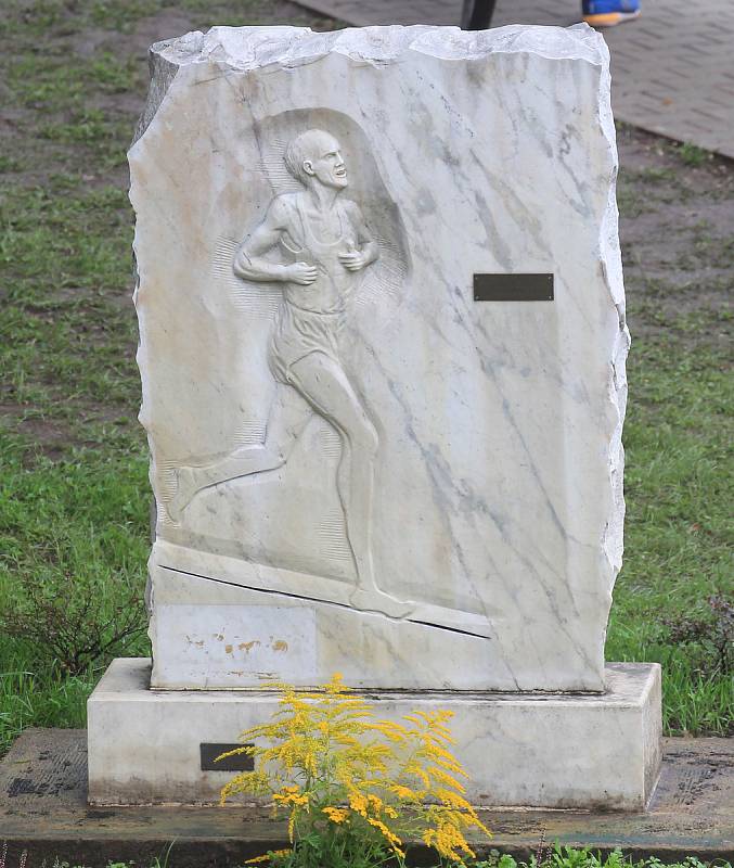 Památník s basreliéfem na počest světových rekordů