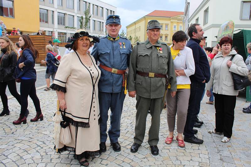 Kralupy už mají svého bronzového Švejka, který sedí na lavičce před městským úřadem na Palackého náměstí.