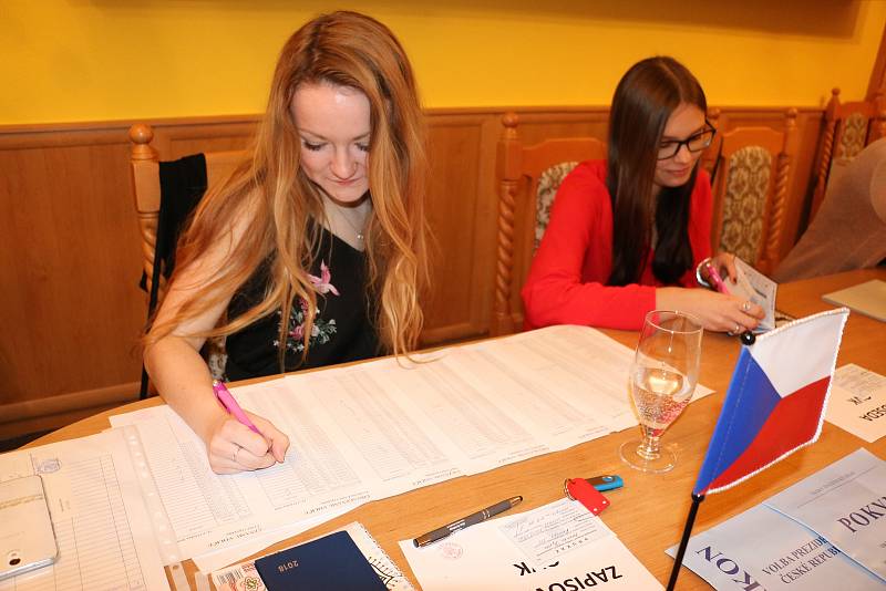 Ve volební komisi v Konětopech zasedly mladé ženy.