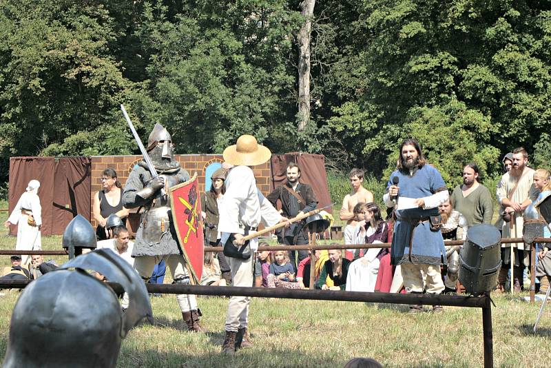 Hořinský park opět po roce ožil rytířským kláním, šermem a středověkou hudbou.