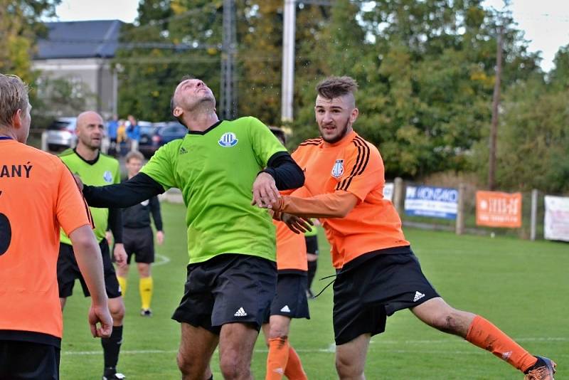 Nelahozeves (ve žlutozeleném) zdolala doma Slaný B 1:0