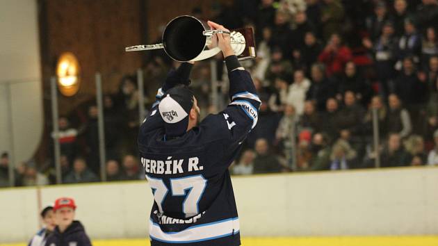 Hokejisté HK Kralupy porazili ve druhém finále HC Junior Mělník na jeho ledě 5:1 a oslavili titul ve středočeské krajské lize.