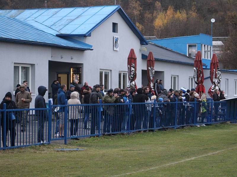 IV. třída, 12. kolo: FK Kralupy 1901 B (v modrých dresech) - Čechie Kralupy (3:0)