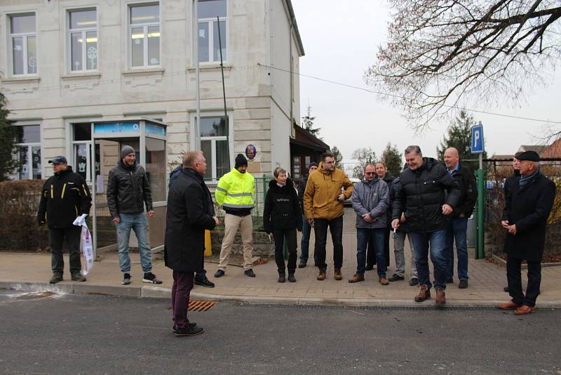 Ve čtvrtek 12. prosince byla slavnostně otevřena opravovaná silnice mezi Všetaty a Nedomicemi.