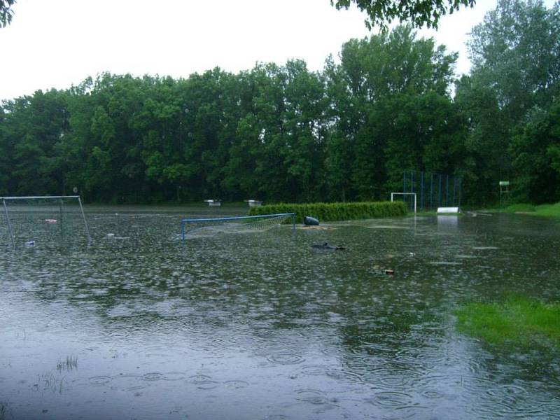 Zatopené fotbalové hřiště v Obříství.