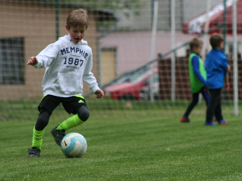 Na neratovický stadion se vrátil fotbalový život - zatrénovali si nejmladší i divizní A-tým.