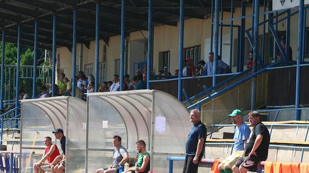 Příprava: Neratovice (ve žlutém) - Loko Vltavín 0:0