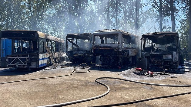 Požár autovraků autobusů v areálu kovošrotu v Tišicích.