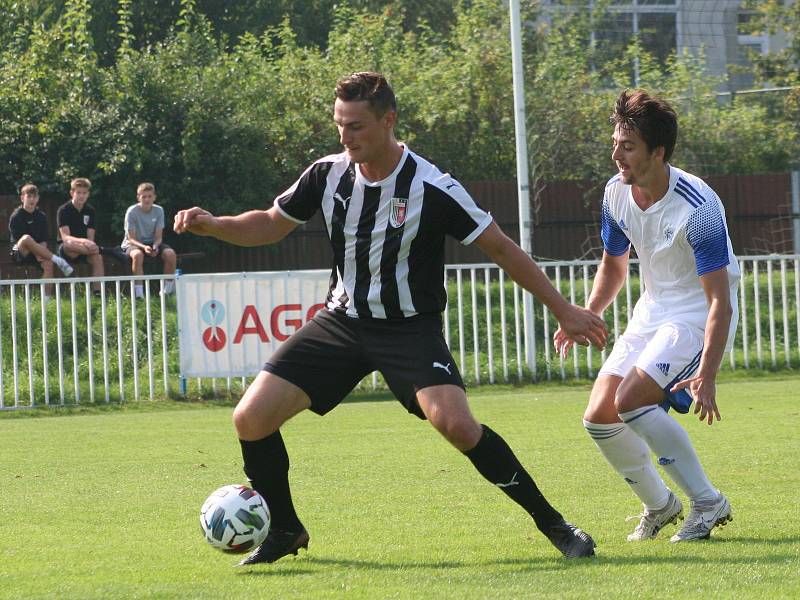 Fotbalisté Brandýsa (v tmavém) v divizní sezoně poprvé ztratili v domácím prostředí, s Kladnem prohráli 2:3.