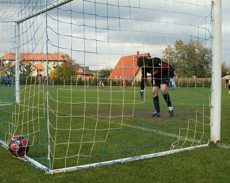 Z utkání okresního přeboru žáků Veltrusy - Lužec