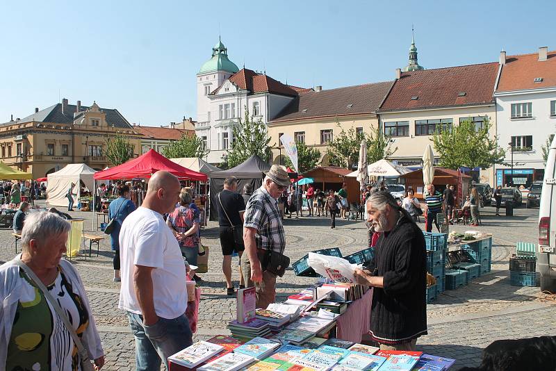 Mělnické náměstí patřilo trhu.