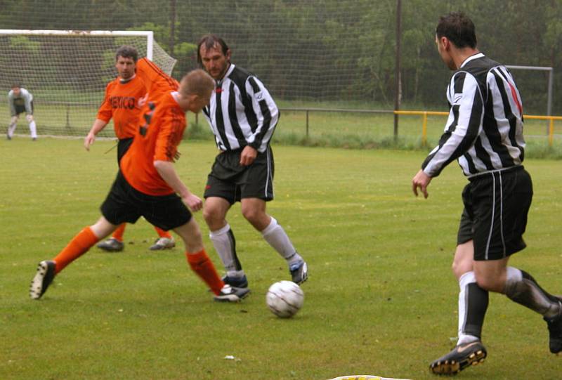 Fotbalisté Mlékojed (v oranžovém) porazili Záryby B (2:1) a ve 3. třídě dotáhli vedoucí Lobkovice na pouhý bod. 