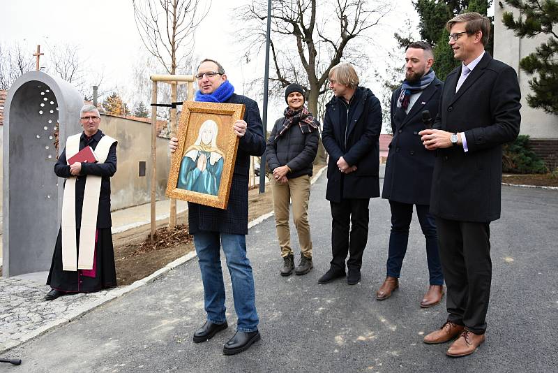 Ze slavnosti v obci Líbeznice, při které se kapličce sv. Ludmily dostalo požehnání od faráře Vladimíra Málka za přítomnosti starosty obce Martina Kupky (ODS) a dalších zástupců vedení obce.