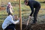 Na výsadbu 14 nových ovocných stromů v Nelahozevsi-Lešanech dohlížel i svatý Jan Nepomucký. Dalšího zvelebení se totiž dočkal tamější sad Višňovka pod Svatojánským vrškem.