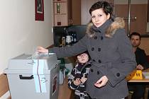 Do volebních místností svoje rodiče doprovázejí děti. Jak dokazuje snímek z Lužce nad Vltavou, platí to i v tomto případě.