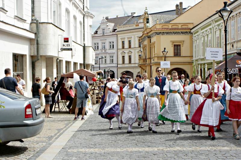 Mělník ožil letos již po jedenadvacáté folklórním festivalem Mělnický Vrkoč, který každý rok nabízí pestrou škálu lidových tradic z různých koutů republiky.