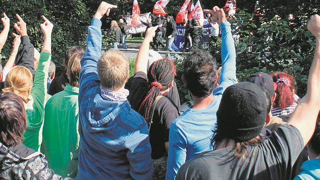 Vztyčené prostředníky by nevadily. Létaly ale prý i lahve a kameny.