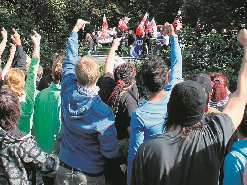 Vztyčené prostředníky by nevadily. Létaly ale prý i lahve a kameny.