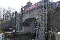 Modernizace zdymadla Hořín vrcholí, zbývá dokončit unikátní zdvihací konstrukci historického mostu.