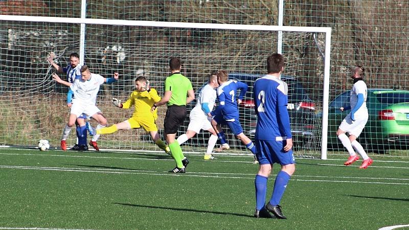 Béčko Slovanu Velvary (v modrém) s pěti posila z A týmu přemohlo Byšice až po velkém boji 2:1.