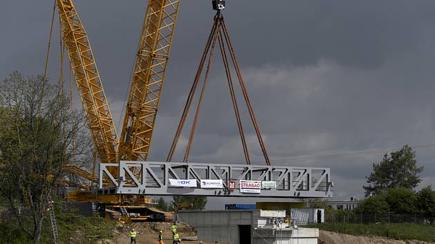 Největší mobilní jeřáb v Česku usazuje konstrukci zdvižného železničního mostu přes plavební kanál v Lužci nad Vltavou.
