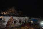 Noční požár střechy stodoly zaměstnal hasiče na více než čtyřiadvacet hodin. 