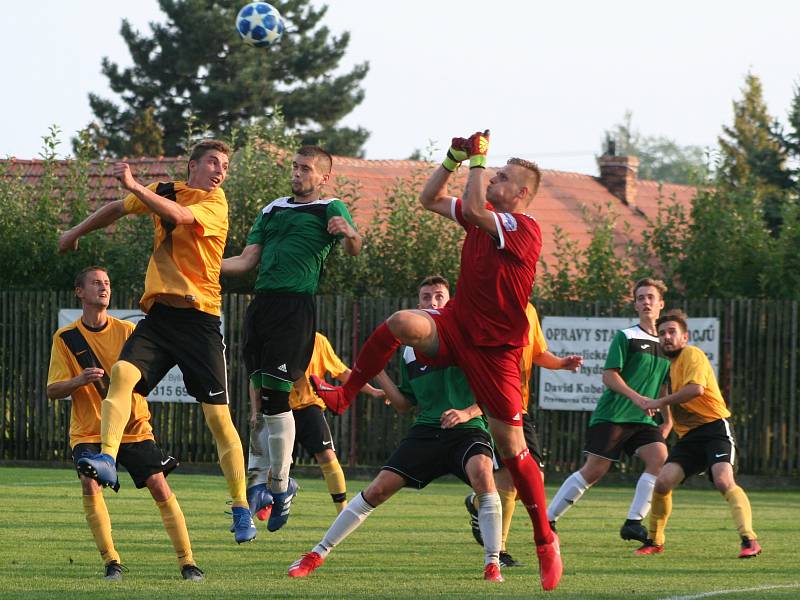 Fotbalisté Čečelic (v zeleném) v prvním utkání po návratu do okresního přeboru porazili Velký Borek 2:1.