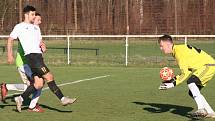 Fotbalisté FC Mělník (bílé dresy) prohráli domácí zápas s Mnichovým Hradištěm 1:3.