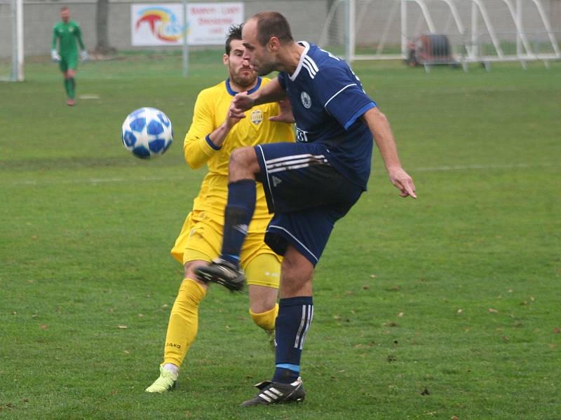 Fotbal, divize B, 14. kolo, Sokol Libiš (v modrém) vs. Neratovice 0:1 na penalty.