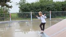 Mělničtí školáci užívají poslední volné dny z letních prázdnin ve skateparku Na Podolí.