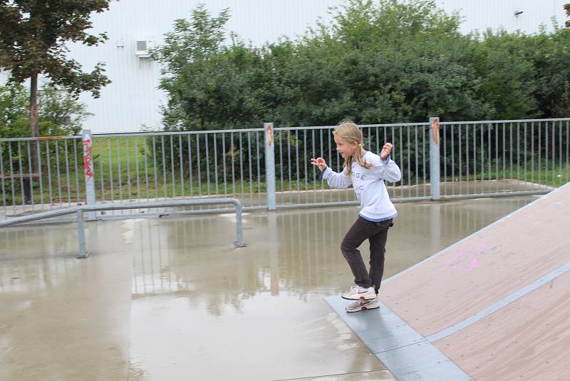 Mělničtí školáci užívají poslední volné dny z letních prázdnin ve skateparku Na Podolí.