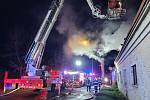Požár rodinného domu v Mělníku zaměstnal jedenáct jednotek hasičů.