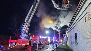 Požár rodinného domu v Mělníku zaměstnal jedenáct jednotek hasičů.
