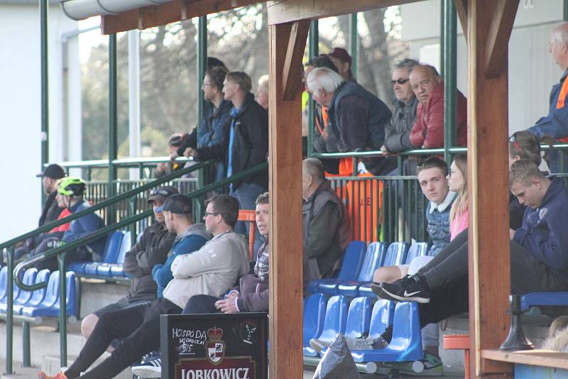 Fotbalisté Sokola Tišice (v zeleném) porazili penaltou v závěru Horní Beřkovice a v jarní části zůstávají stoprocentní.