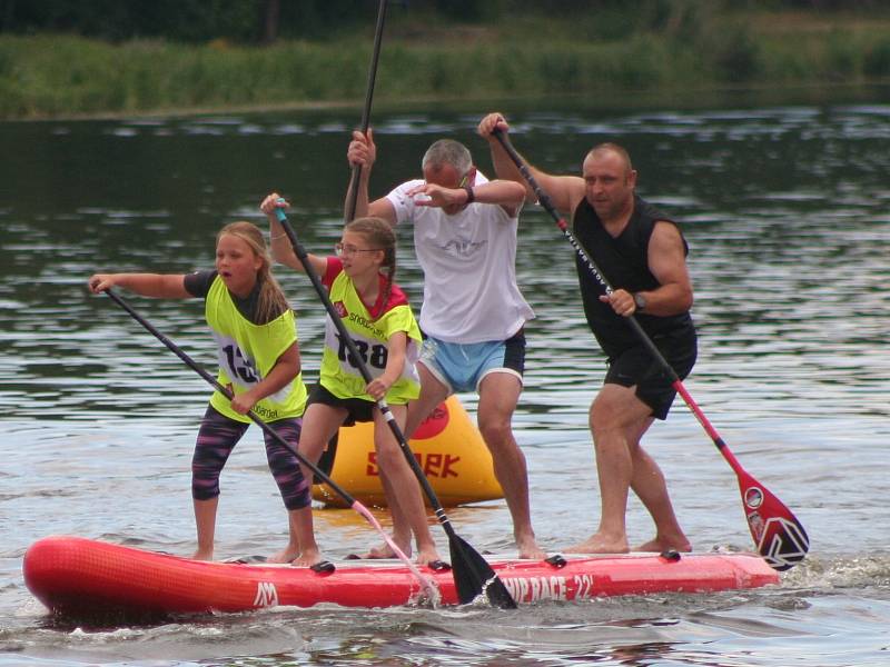 Závody paddleboardech v Neratovicích