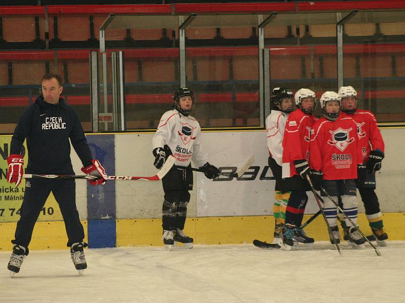 Škola hokejových talentů zavítala znovu do Mělníka, dorazil i Milan Hnilička.