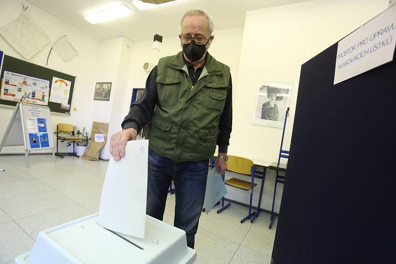 Volby ve volebním okrsku na gymnáziu Jana Palacha